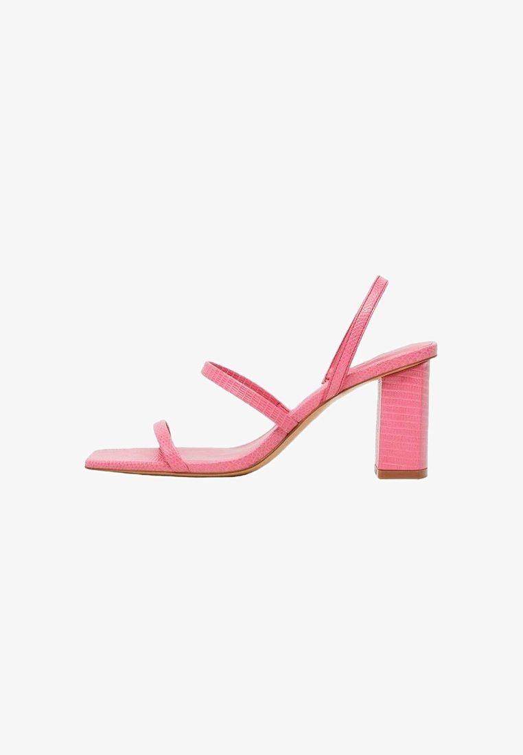 Sandale à talon rose avec trois fines brides et un talon bloc, ornée d’un motif crocodile texturé et d’un design à bout ouvert.
