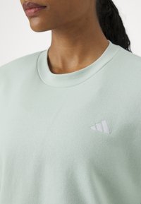 adidas Sportswear ESSENTIALS SMALL LOGO FEEL COZY  - Sportinis megztinis - linen green/white