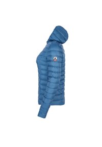 Blauwe gewatteerde winterjas met een capuchon, voorzien van een doorgestikt ontwerp, ritszakken en een logopatch op de linkermouw. Glad, geïsoleerd textuur.