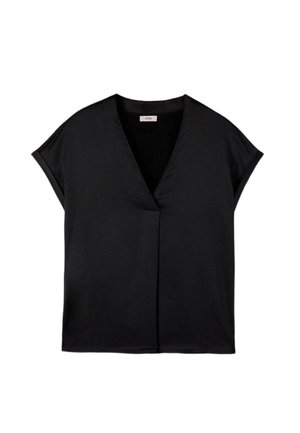 Musta lyhythihainen pusero, jossa on V-pääntie ja väljä istuvuus, valmistettu sileästä kankaasta, esillä valkoisella taustalla.