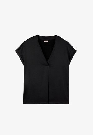 Musta lyhythihainen pusero, jossa on V-pääntie ja väljä istuvuus, valmistettu sileästä kankaasta, esillä valkoisella taustalla.