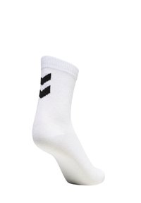 Biała skarpetka do kostek z prążkowanym mankietem, z czarnym geometrycznym wzorem po boku. Wykonana z miękkiego, elastycznego materiału.