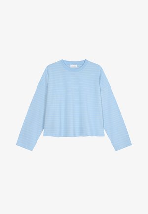 Hellblaues langärmeliges Crop-Top mit dünnen horizontalen weißen Streifen und rundem Ausschnitt.