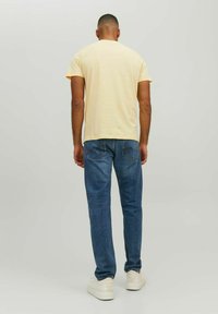 Jack & Jones JCOLOGAN CREW NECK - T-shirt imprimé - pale banana
