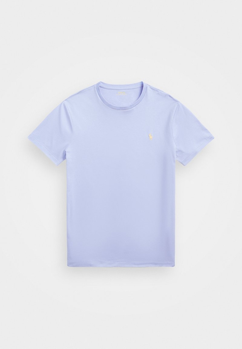 Ljuslila kortärmad t-shirt med rund halsringning och en liten gul broderad polo-spelare på vänster bröst.