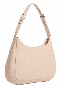 Sac à épaule synthétique rose avec une forme incurvée, motif de logo en relief et une bandoulière ajustable. Texture lisse avec des accents en métal argenté.