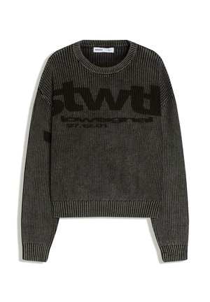 Dunkelgrauer gestrickter Pullover mit langen Ärmeln, gerippten Bündchen, Saum und Rundhalsausschnitt, mit großem schwarzen Text über Brust und Armen.