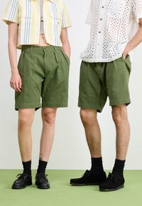 Service Works DRILL PART TIMER UNISEX - Σορτς - olive