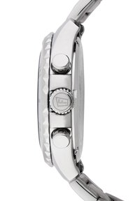 Orologio da polso in metallo argento con quadrante testurizzato, tre pulsanti e bracciale a maglie lucido. La cassa ha una forma rotonda e una finitura liscia.