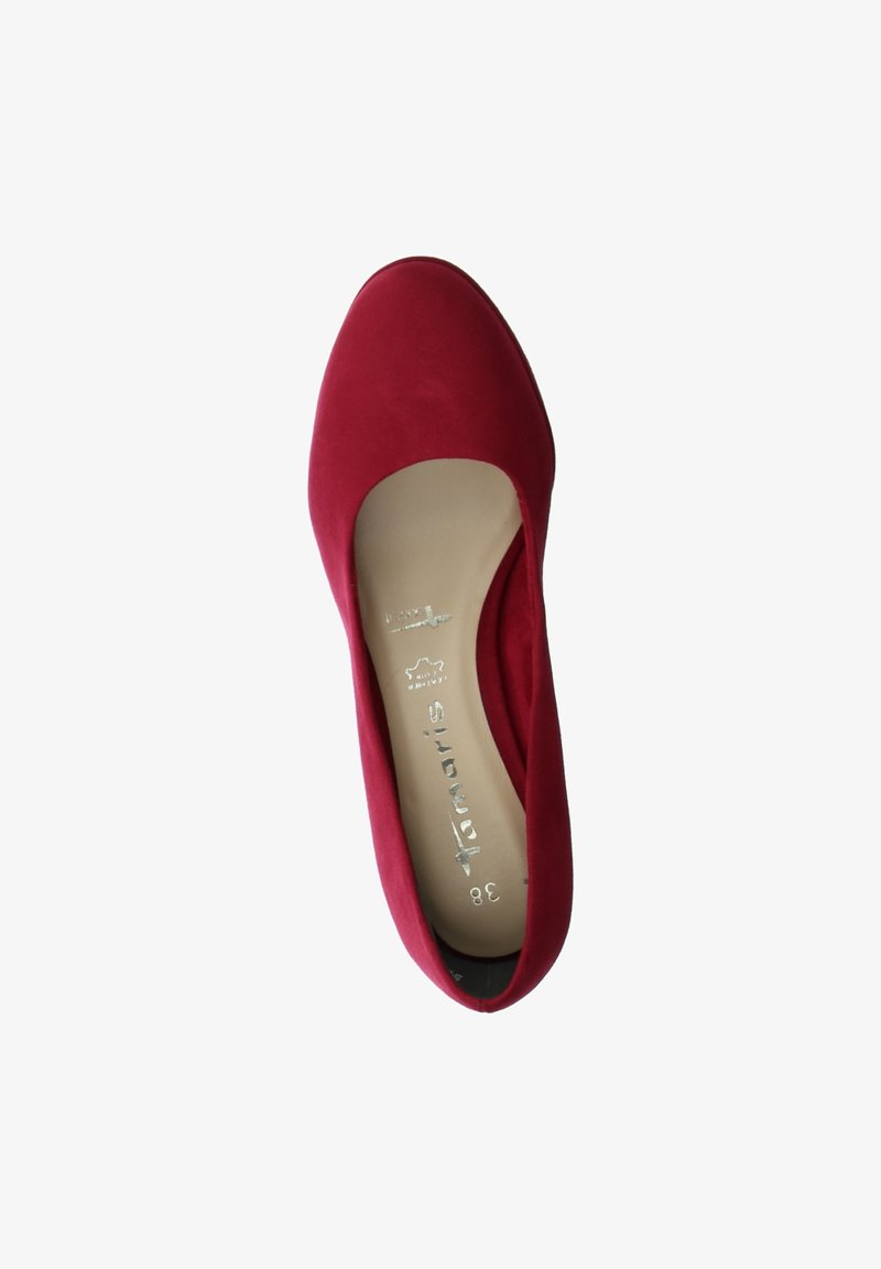 Chaussure slip-on en daim rouge avec un bout arrondi, un talon plat et une doublure intérieure lisse. Présente un détail de la marque embossé à l'intérieur.