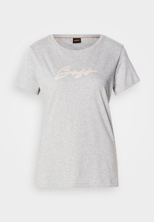 T-shirt gris à manches courtes en tissu doux avec un col rond. Présente un logo "Boss" brodé de couleur claire sur la poitrine.