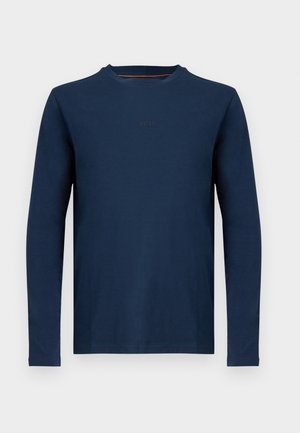 Long-sleeve t-shirt in navy blue, made of soft cotton with a crew neck and subtle logo detail on the chest. Smooth texture, casual fit.