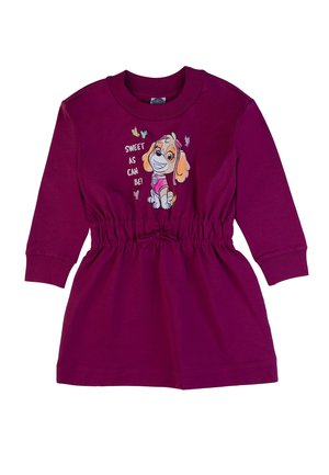 Robe pour enfants à manches longues de couleur violette avec une taille élastique, ornée d'un chien de dessin animé et du texte "Aussi doux que possible !" avec des accents de papillons colorés.