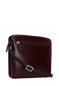 Bolso bandolera de cuero burdeos con una forma rectangular elegante, un bolsillo delantero con cremallera y una correa ajustable con herrajes metálicos.