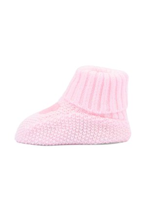 Zachte gebreide roze babyslof met ribgebreide boord, ontworpen voor warmte en comfort, getoond op een witte achtergrond.