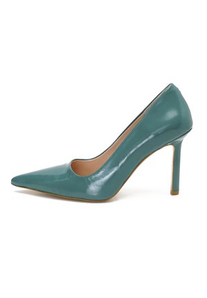 Chaussure à talon haut en cuir verni teal avec un bout pointu et une découpe au-dessus du pied. Talon aiguille, texture lisse, doublure en cuir naturel.