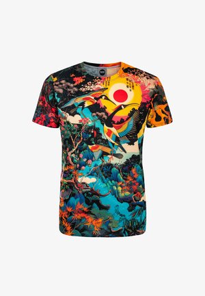 Camiseta de manga corta hecha de algodón con un diseño gráfico vibrante y multicolor que presenta grúas, flores y un motivo de sol.
