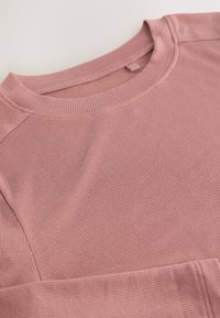 Tolmune roosa pika varrukaga särk soonilise tekstuuri ja ümara kaelusega. Omaduseks õmblused mööda saumi ja lõdvestunud lõige.