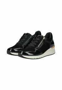 Sneaker nera con una combinazione di pelle verniciata e camoscio, caratterizzata da un pannello texturizzato, design con lacci, cerniera laterale e suola a cuneo bianca.