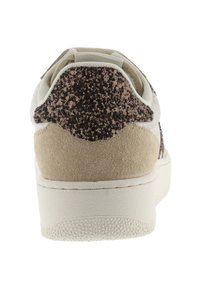Baskets pour femmes avec une base en cuir blanc, des accents en daim taupe et un capuchon de talon brun scintillant, accompagnées d'une semelle en caoutchouc texturé.
