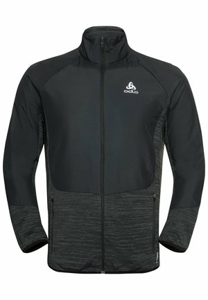 Schwarze Sportjacke mit durchgehendem Reißverschluss, hohem Kragen, zwei seitlichen Reißverschlusstaschen und weißem Logo auf der Brust.