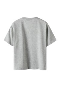 T-shirt grigio a maniche corte realizzato in tessuto morbido. Presenta un collo rotondo e una vestibilità ampia e squadrata con una texture liscia. Senza marchio visibile.