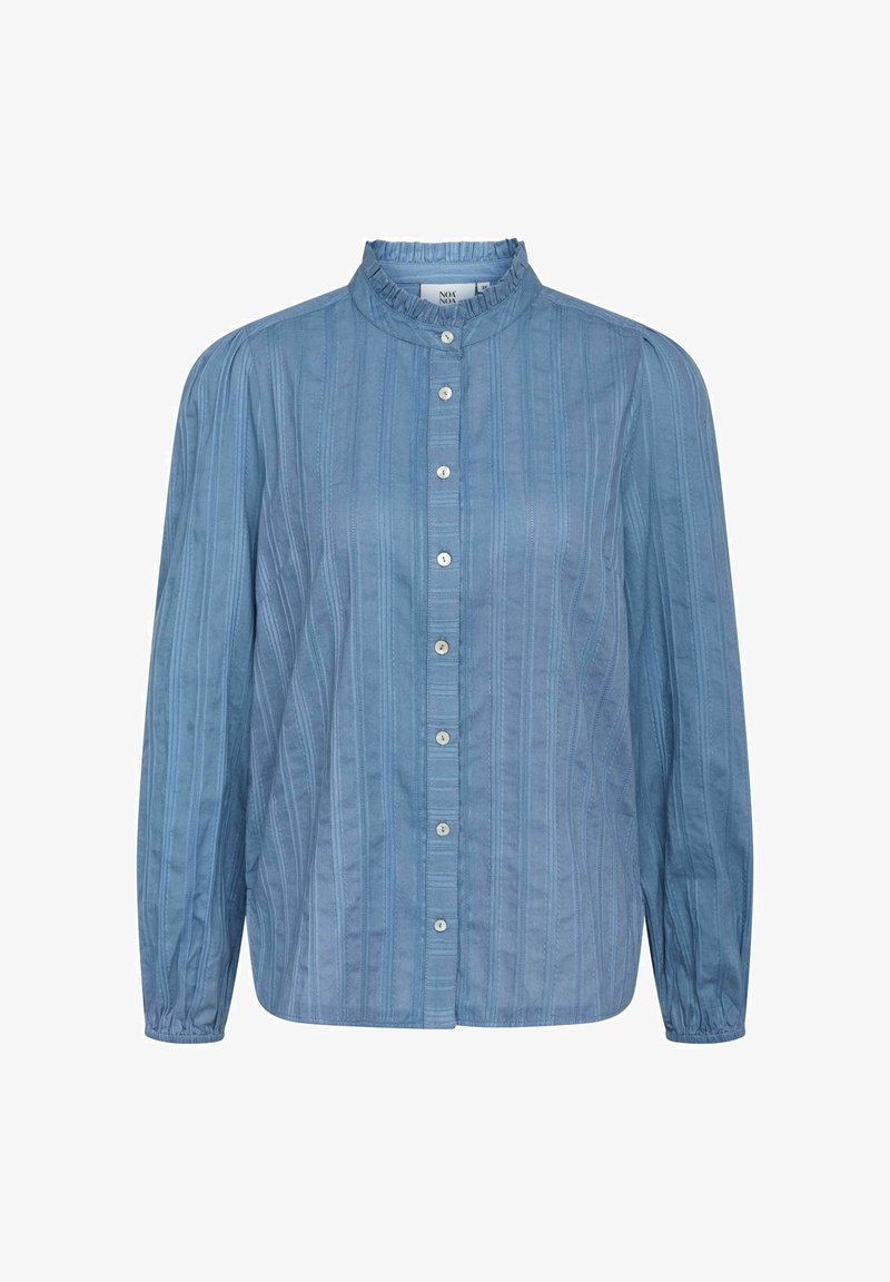 Camicetta azzurro chiaro con colletto a volant, maniche lunghe e righe verticali. Realizzata in un tessuto testurizzato con una finitura morbida.