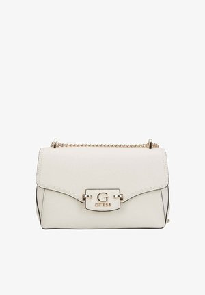 Sac à main blanc Guess avec bandoulière chaîne dorée et plaque logo "G" sur le rabat avant.