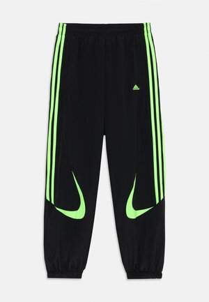 Zwarte sportbroek met neon groene zijstrepen en accenten, met een elastische tailleband en vergaarde boorden bij de enkels.