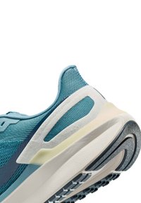 Bottines de course bleu clair avec tige en mesh, col rembourré et semelle texturée. Présente des accents contrastants et un design flexible pour le confort.