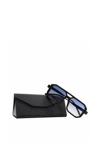 Occhiali da sole rettangolari neri con lenti blu sfumate, abbinati a un astuccio nero texturizzato. Le montature presentano un design audace e angolare.