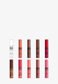 NYX Butter Gloss kollektion med 10 lipgloss rør i forskellige farver: klar, pink, mauve, brun og en glitrende guld. Hver har et elegant design.