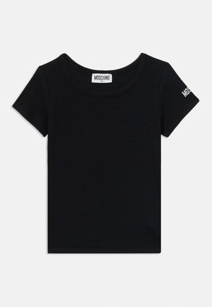 Camiseta negra de manga corta hecha de tejido acanalado. Cuello redondeado y logo "MOSCHINO" en blanco en la manga izquierda. Diseño simple.