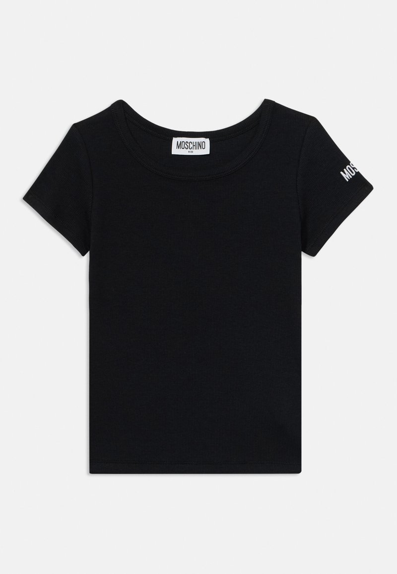 Camiseta negra de manga corta hecha de tejido acanalado. Cuello redondeado y logo "MOSCHINO" en blanco en la manga izquierda. Diseño simple.