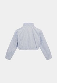 Veste courte en bleu clair avec un motif floral, col et poignets élastiqués, et ourlet froncé pour une silhouette ajustée.