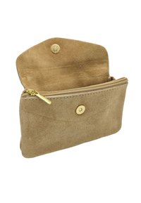 Porte-monnaie en suède beige avec fermeture zippée et bouton-pression. Il présente une texture douce et un design épuré et simple. Sa forme compacte facilite le rangement.