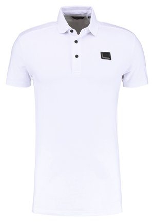 Camisa polo blanca con cuello, que presenta una tapeta con tres botones negros y un pequeño logo negro en el lado izquierdo del pecho.