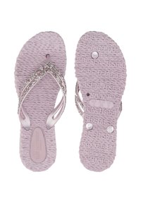 Par de chanclas de color rosa claro con suelas texturizadas, tiras adornadas con piedras de strass y la marca "ILSE JACOBSEN" en la plantilla y la suela.