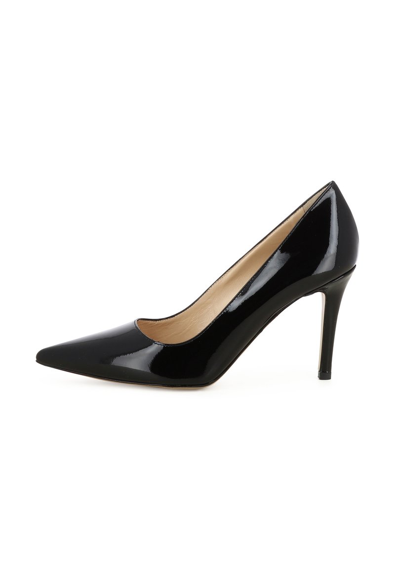 Scarpa nera in pelle verniciata con tacco alto e punta affilata, dotata di un sottile tacco a stiletto. L'interno presenta una fodera color nude. Finitura brillante.