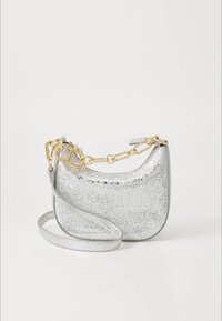 Bolso metálico plateado con textura agrietada, forma curva, herrajes dorados y un adorno decorativo de cadena. Incluye una correa de hombro ajustable.