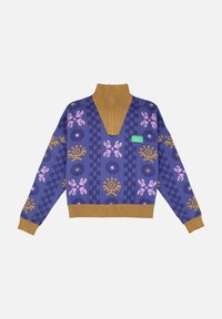 Pull violet à motifs avec col montant zippé. Présente des motifs géométriques et floraux en rose et or, avec un ourlet et des poignets en côte marron.
