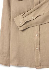 Beige linnen overhemd met lange mouwen, met een zachte textuur, voorzien van een knoopsluiting aan de voorkant en zakken op de borst.