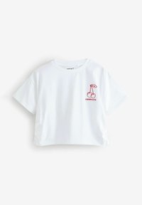 Vit croppad t-shirt i bomull, med en röd körsbärsgrafik och texten "CHERRY CUTE" på bröstet, med en klassisk rundhals.