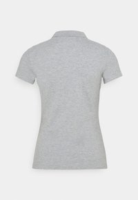 Jasnoszara koszulka polo z krótkim rękawem, o miękkiej teksturze i klasycznym fasonie kołnierzyka, z gładkim tyłem bez logotypów i wzorów.