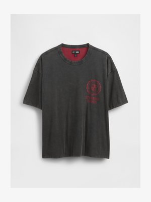 Tamnosiva pamučna majica s okruglim izrezom i kratkim rukavima, s crvenim grafičkim dizajnom na kojem piše "STRANGER THINGS."