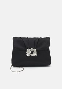 Czarna satynowa torebka kopertowa z plisowanym wzorem, ozdobiona zamknięciem w postaci srebrnej broszki w kształcie kwiatu oraz srebrnym łańcuszkiem.