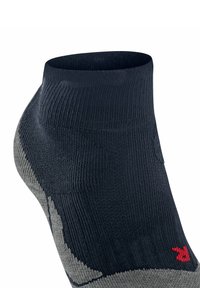 Skarpetka kostkowa w granatowym kolorze z szarymi akcentami. Posiada prążkowaną fakturę, wzmocnioną piętę i małe czerwone logo.