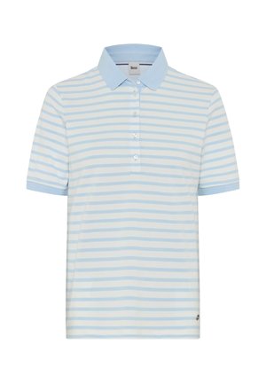 Hellblau-weiß gestreiftes Polohemd mit kurzen Ärmeln, einem hellblauen Kragen und einer vierknöpfigen Knopfleiste.