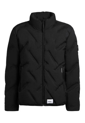 Svart pufferjakke med høy krage, diagonalt quiltet mønster, glidelås foran og sidelommer. Har et lite logoklipp i kanten.