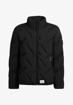 Czarna kurtka puchowa z wysokim kołnierzem, skośnym wzorem pikowania, zapinana na zamek z przodu i z bocznymi kieszeniami. Posiada małą metkę z logo na dolnym brzegu.